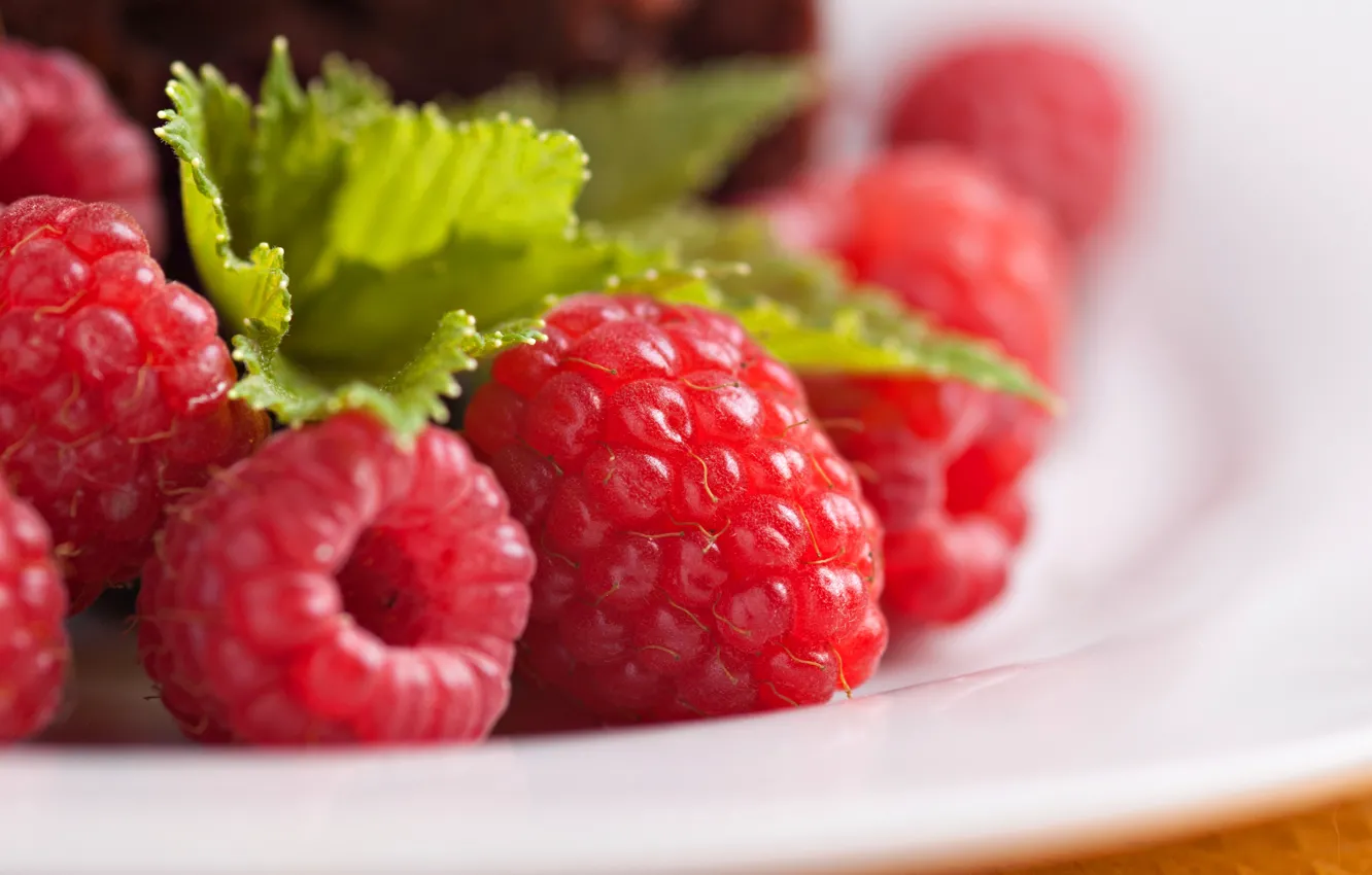 Фото обои ягоды, малина, тарелка, красные, листочки
