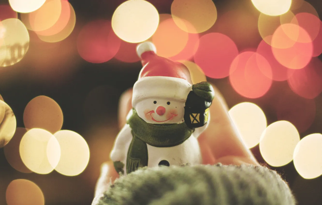 Фото обои огни, улыбка, новый год, снеговик, колпак, боке, улыбается