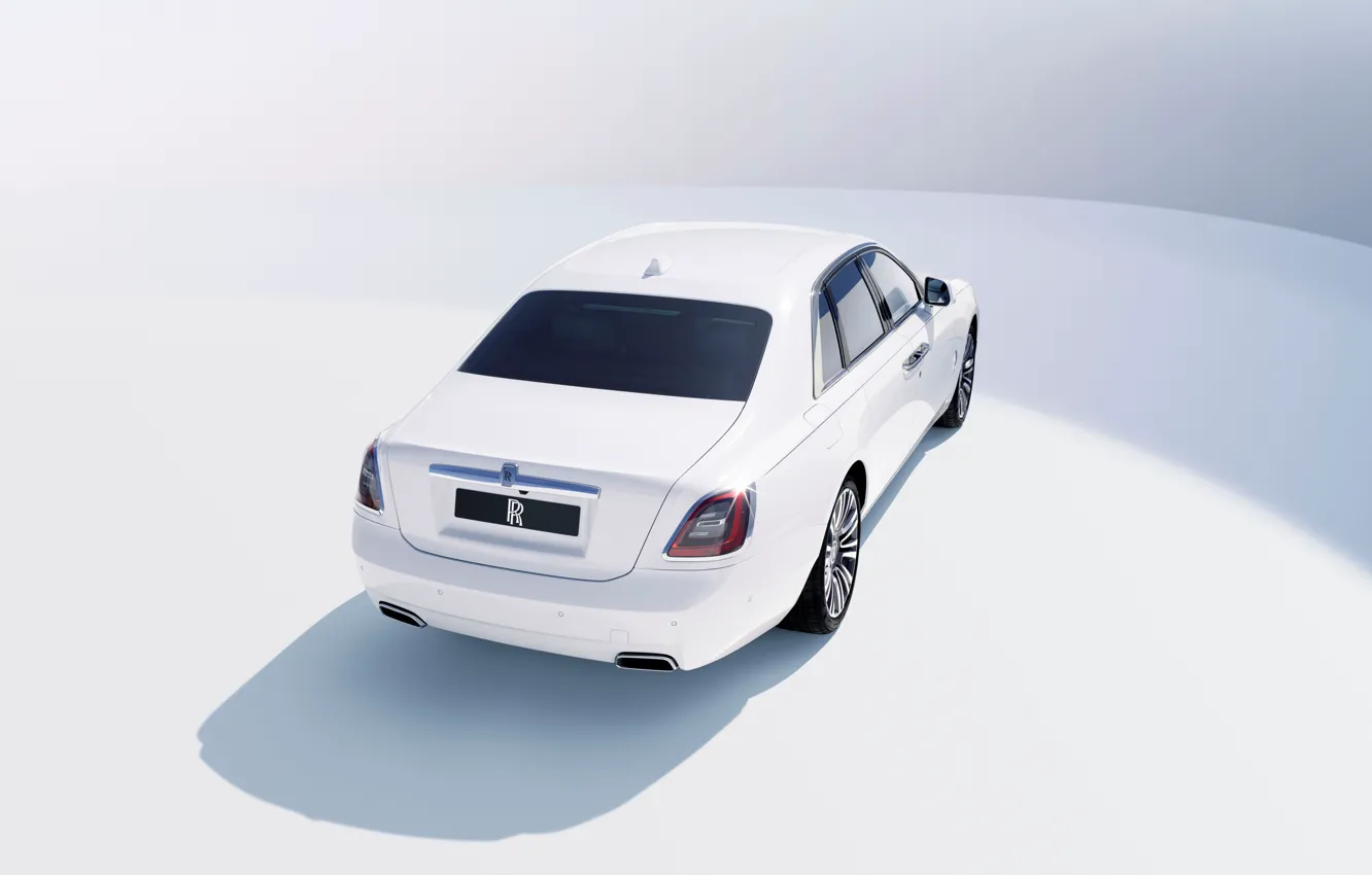 Фото обои Белый, Rolls Royce, Ghost, V12, Сзади, 2020, 571 л.с., Светлый фон