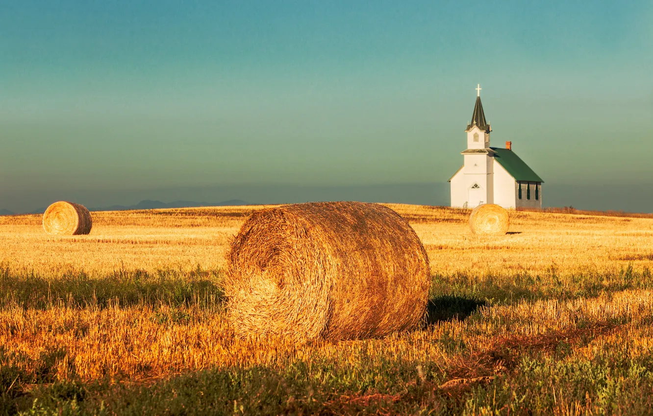 Фото обои поле, небо, горы, урожай, сено, церковь