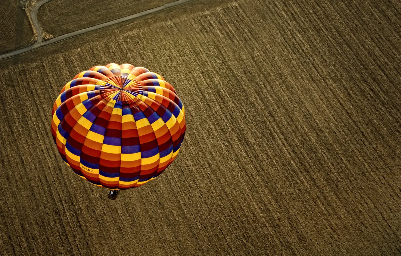 Фото обои дорога, поле, полосы, воздушный шар, земля, вид, вид сверху