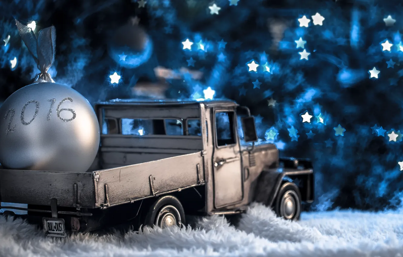 Фото обои огни, модель, игрушка, новый год, шар, грузовик, christmas, new year