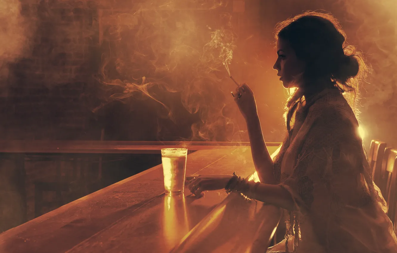 Фото обои девушка, свет, стакан, дым, бар, сигарета