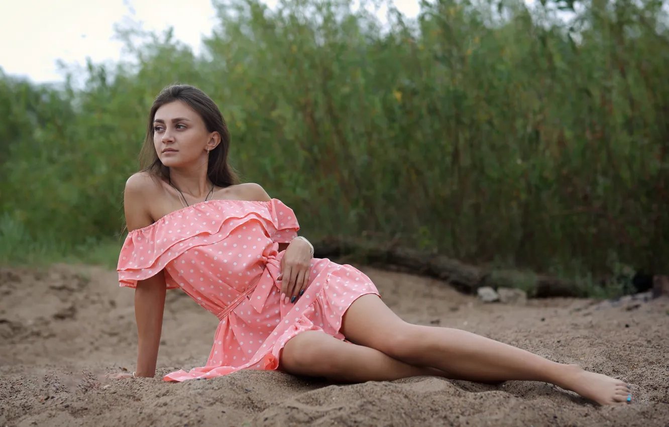 Фото обои взгляд, девушка, поза, платье, шатенка, ножки, красотка, Murat Kuzhakhmetov