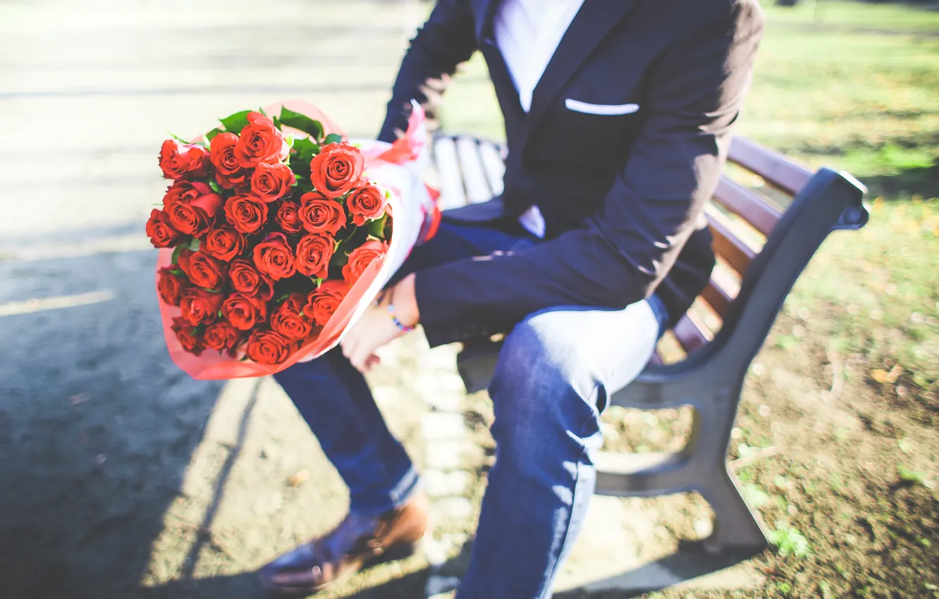 Фото обои розы, букет, мужчина, парень, молодой человек