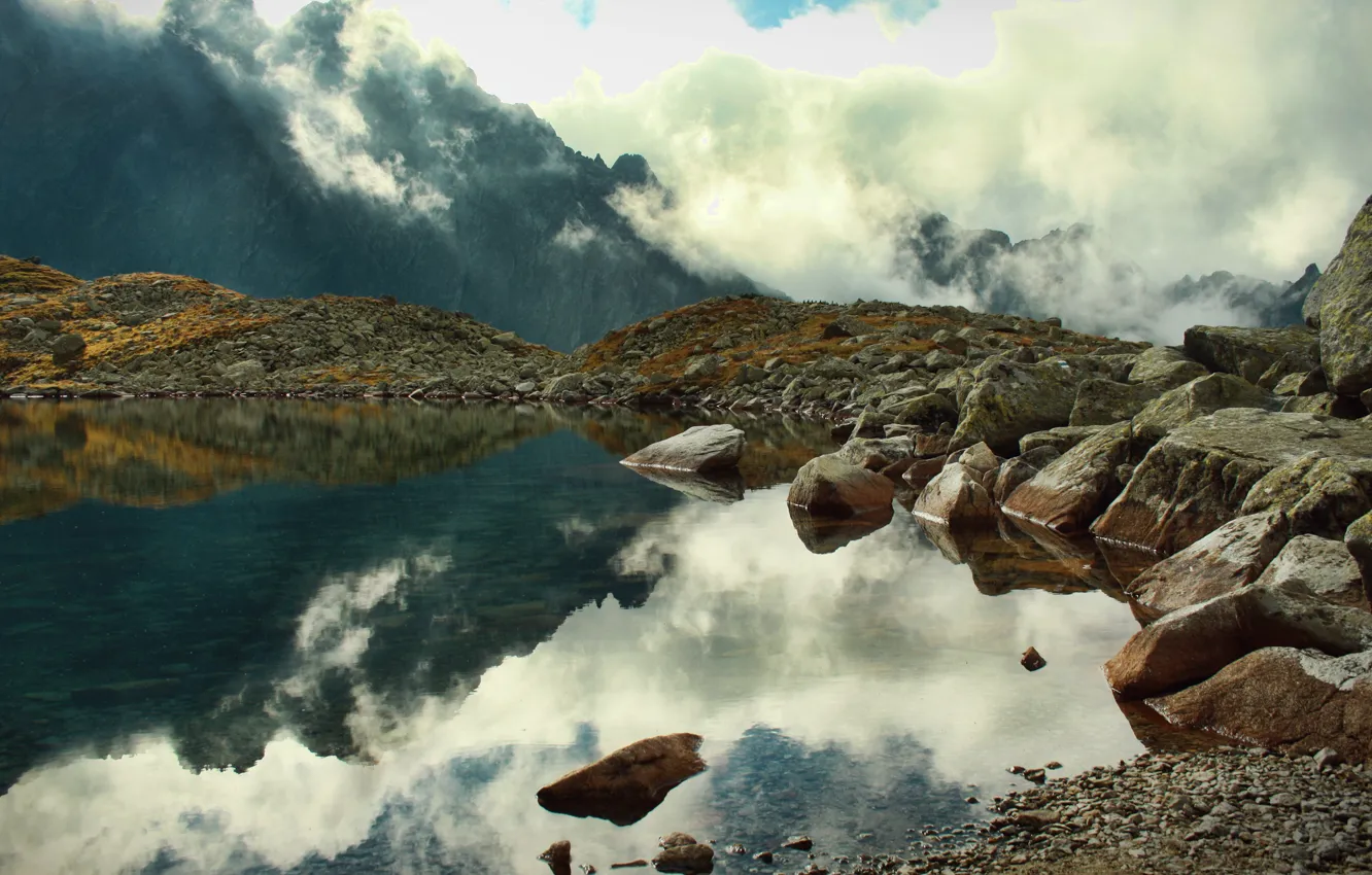Фото обои облака, горы, туман, озеро, отражение, камни, скалы