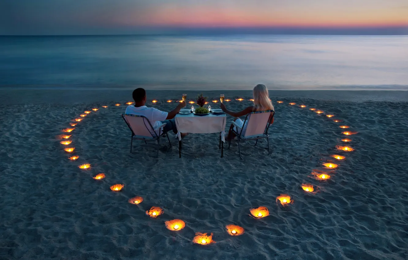 Фото обои море, девушка, романтика, берег, вечер, свечи, блондинка, пара