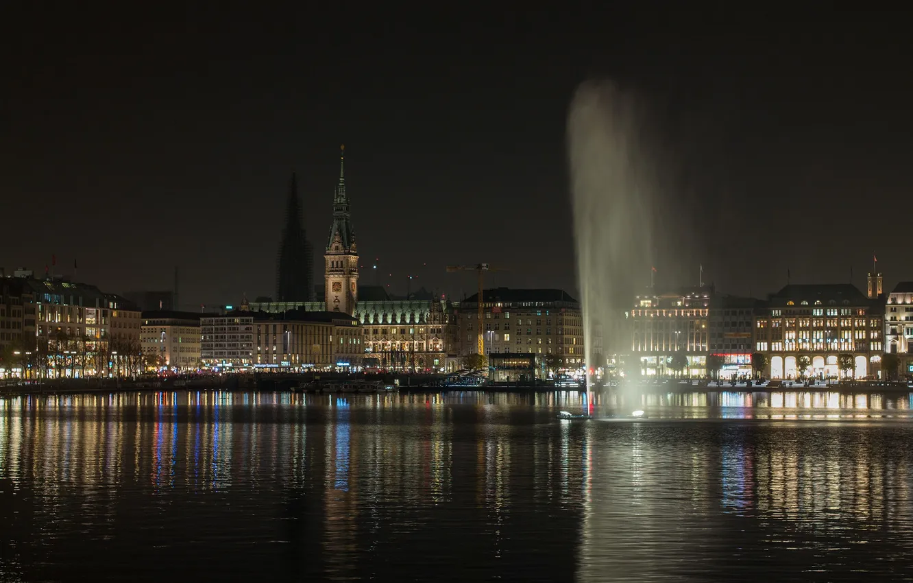 Фото обои небо, ночь, дома, Германия, фонтан, Гамбург, ратуша, озеро Альстер