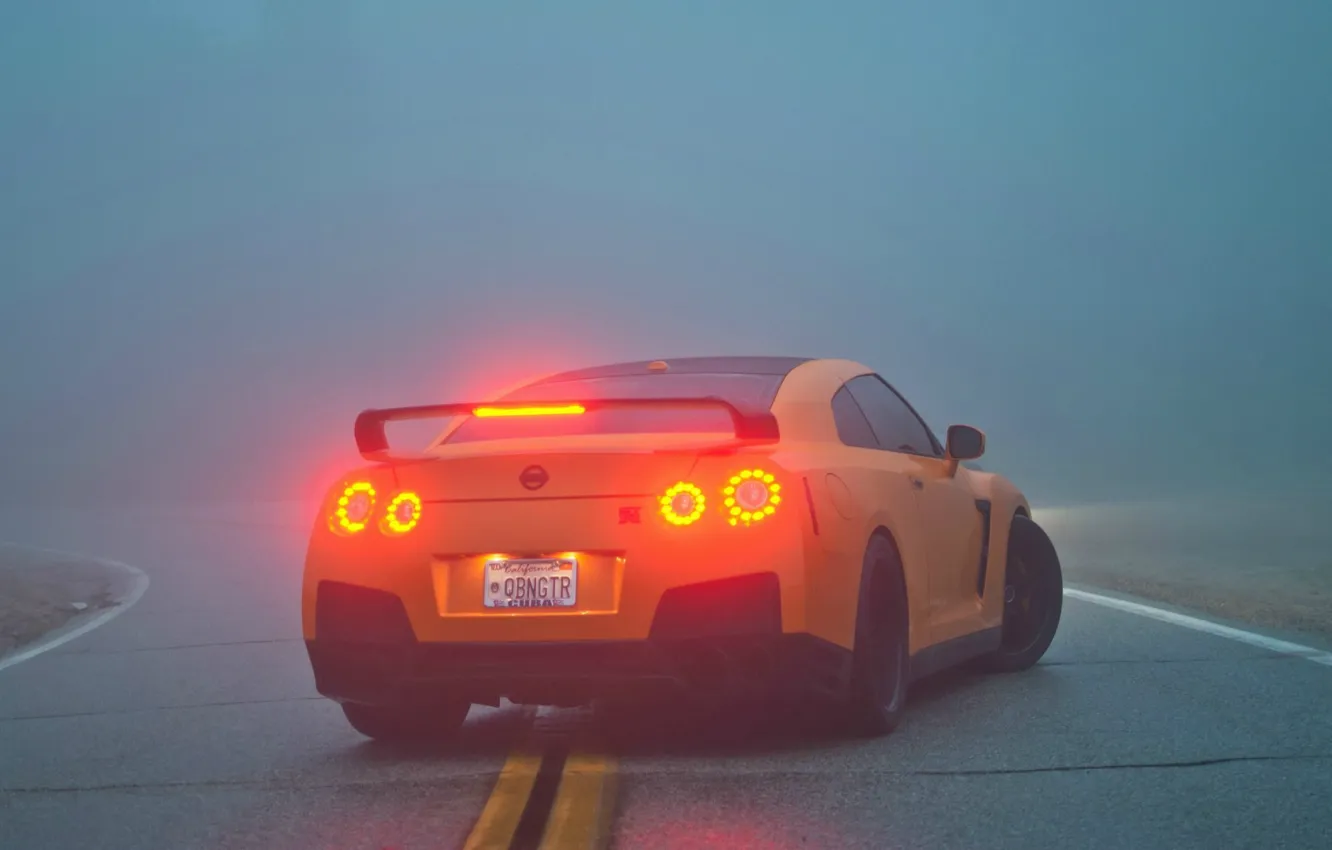 Фото обои туман, R35, Nissan GTR, стоп-сигналы