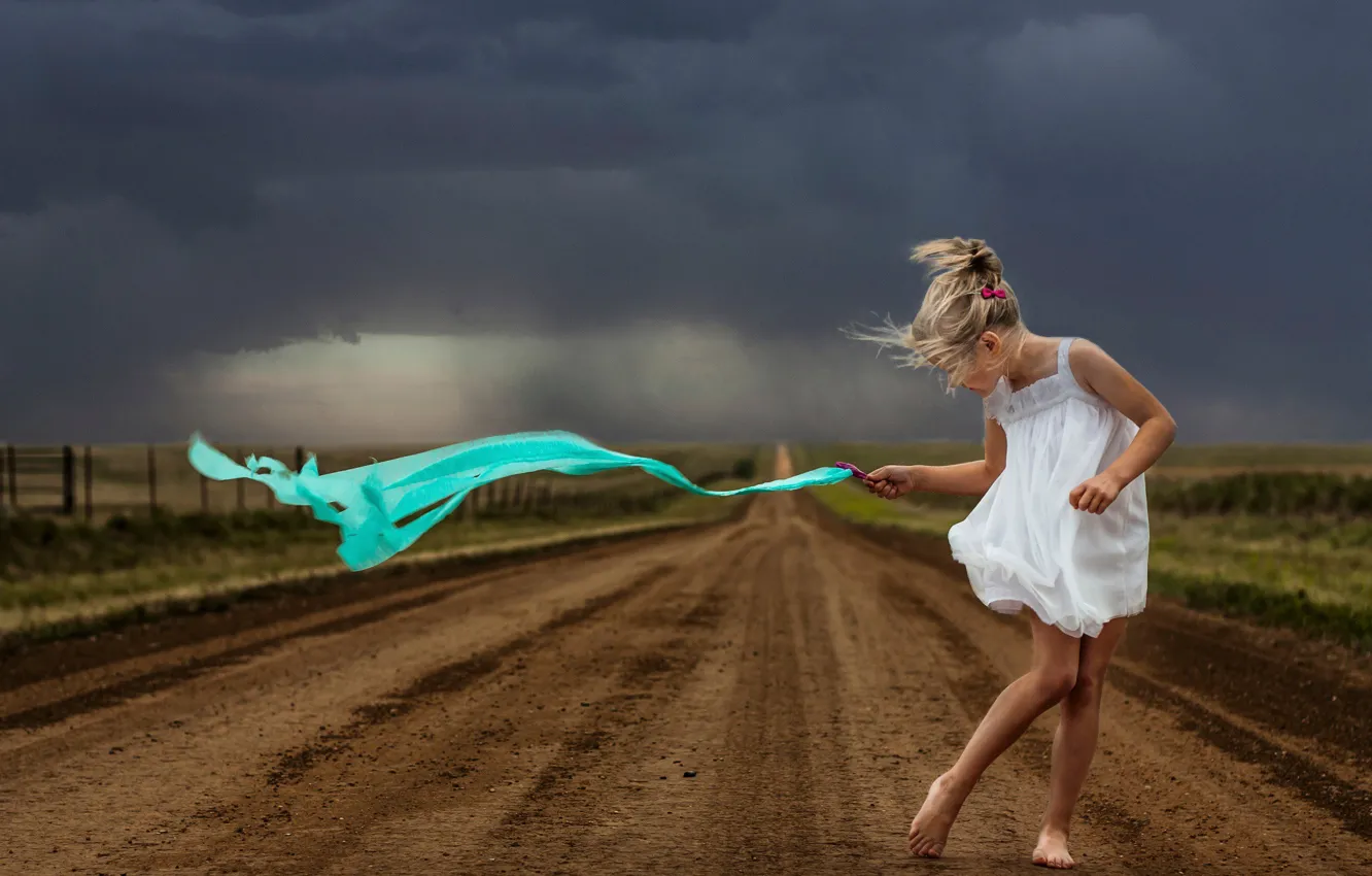 Фото обои дорога, тучи, шторм, ветер, девочка