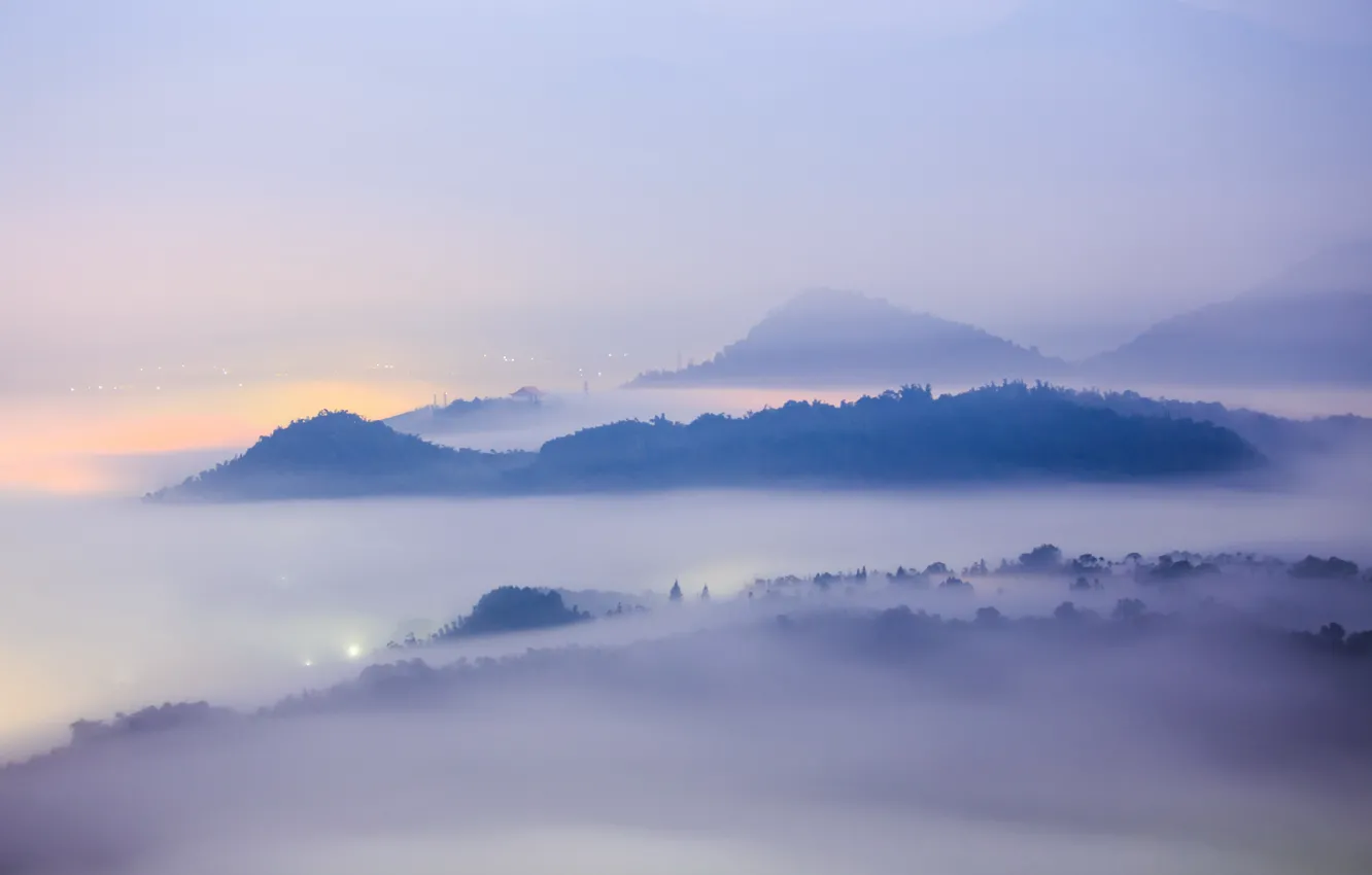 Фото обои пейзаж, горы, город, туман