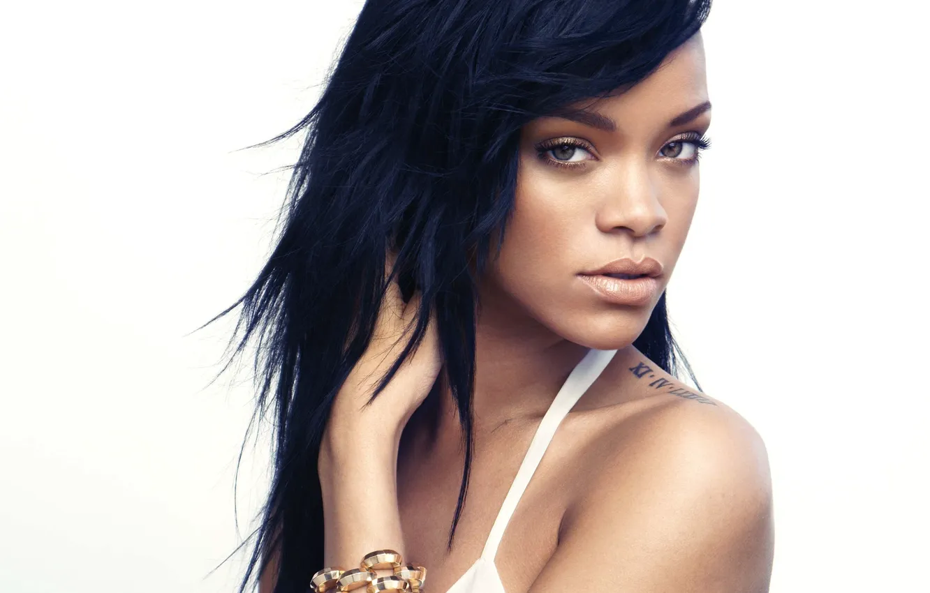 Фото обои взгляд, лицо, волосы, тату, белый фон, браслет, певица, Rihanna