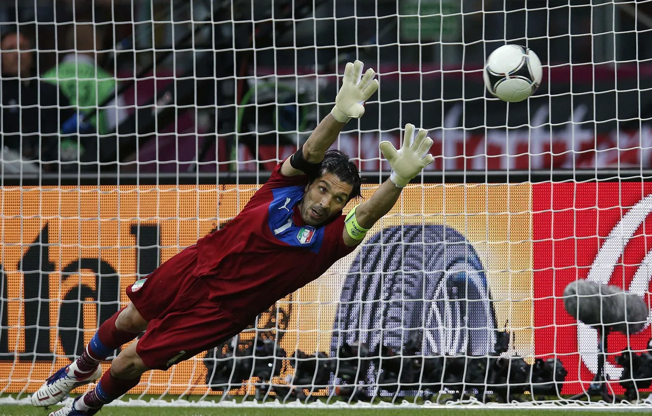 Фото обои italy, buffon, euro2012, стадион олимпийский киев, яркий момент