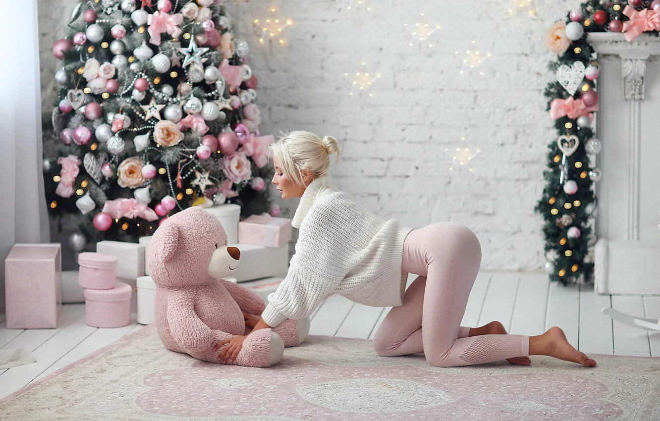 Фото обои девушка, поза, настроение, медведь, Новый год, ёлка, свитер, плюшевый мишка