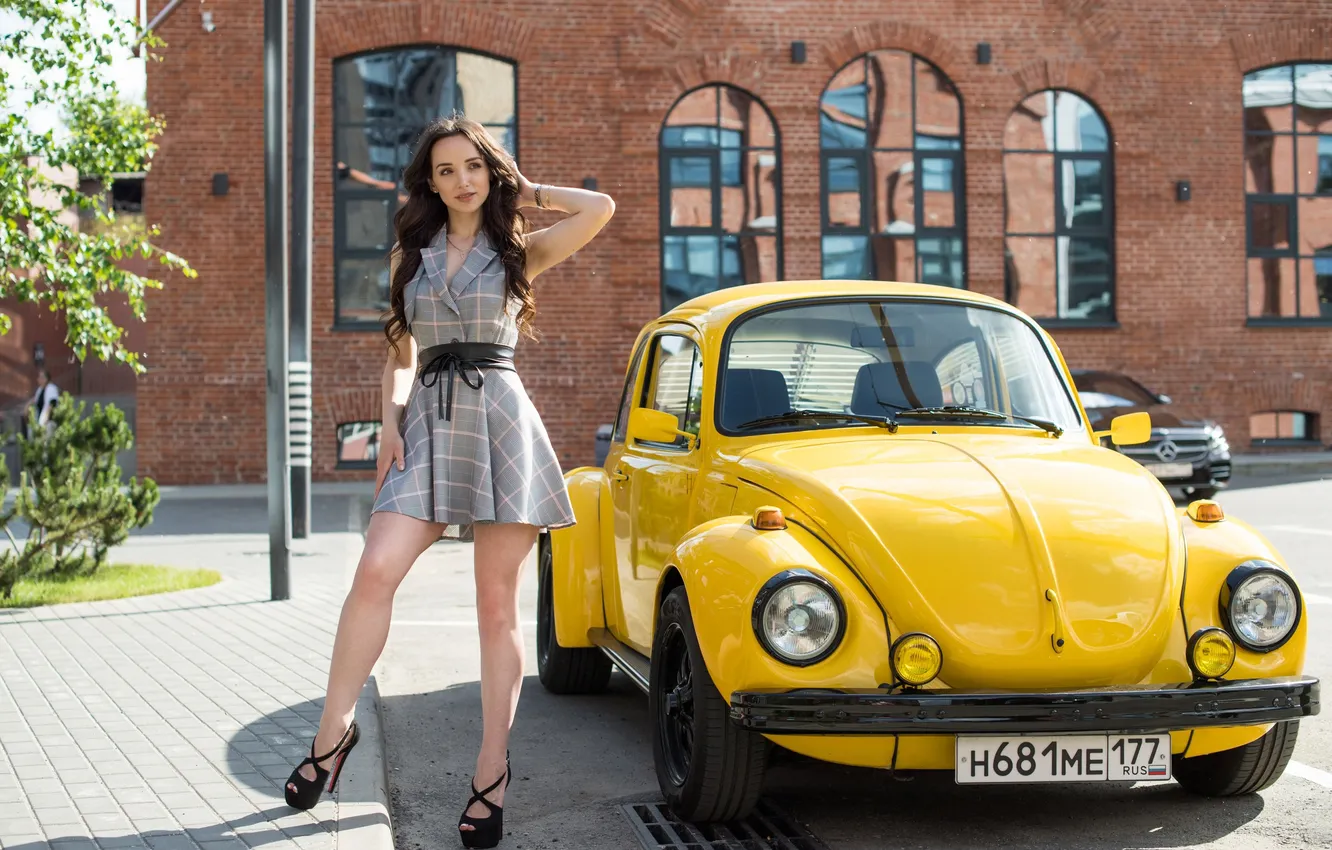 Фото обои машина, авто, девушка, поза, руки, платье, ножки, Volkswagen Beetle