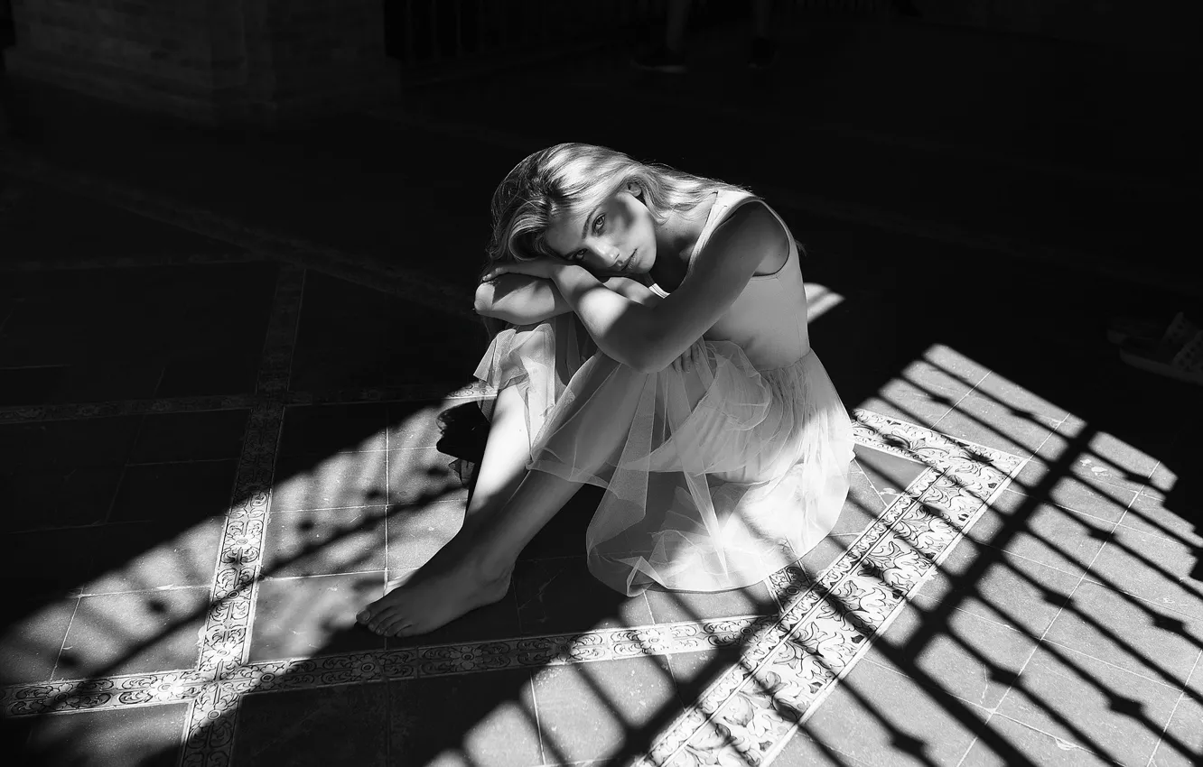 Фото обои девушка, свет, поза, тень, платье, черно-белое, Tania Cerviаn