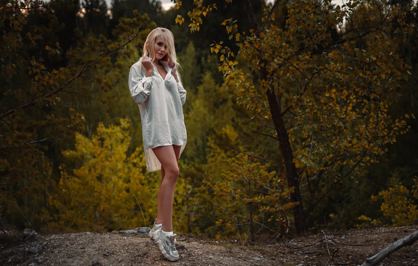 Фото обои women, brunette, blonde, necklace, socks, sneakers, white socks, white shirt