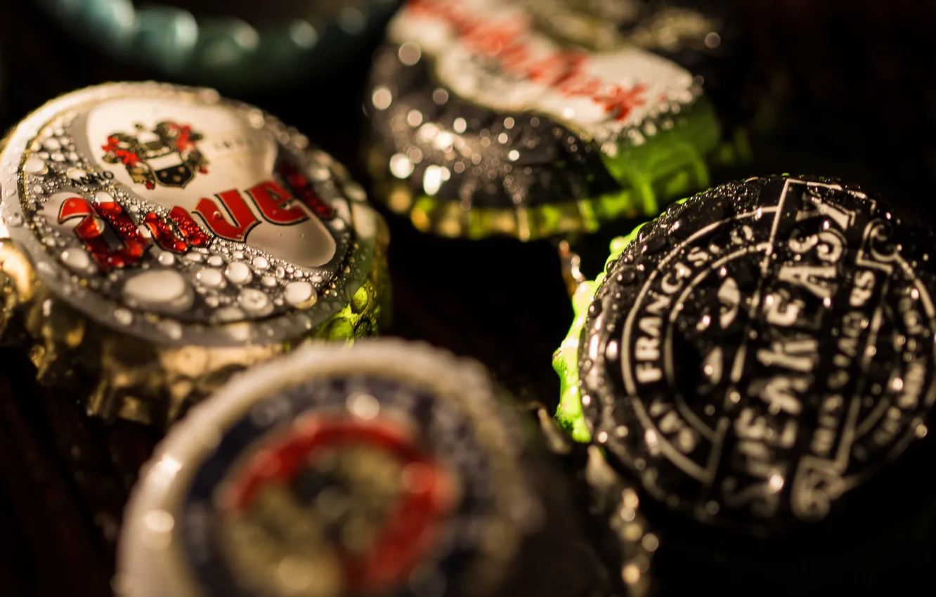 Фото обои metal, bottle, beer caps