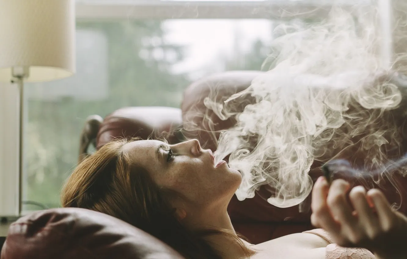 Фото обои девушка, дым, сигарета, курит