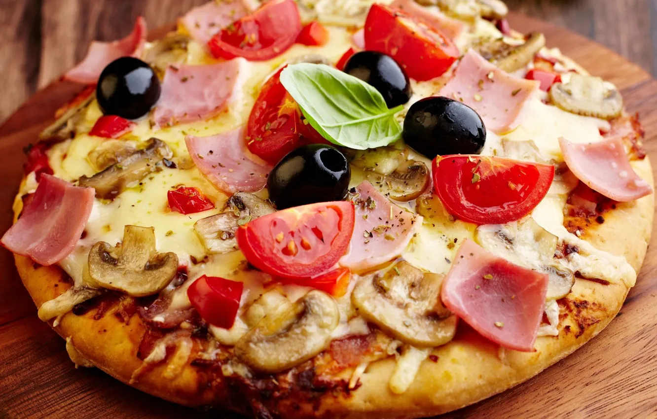Фото обои грибы, сыр, пицца, помидоры, оливки, шампиньоны, ветчина