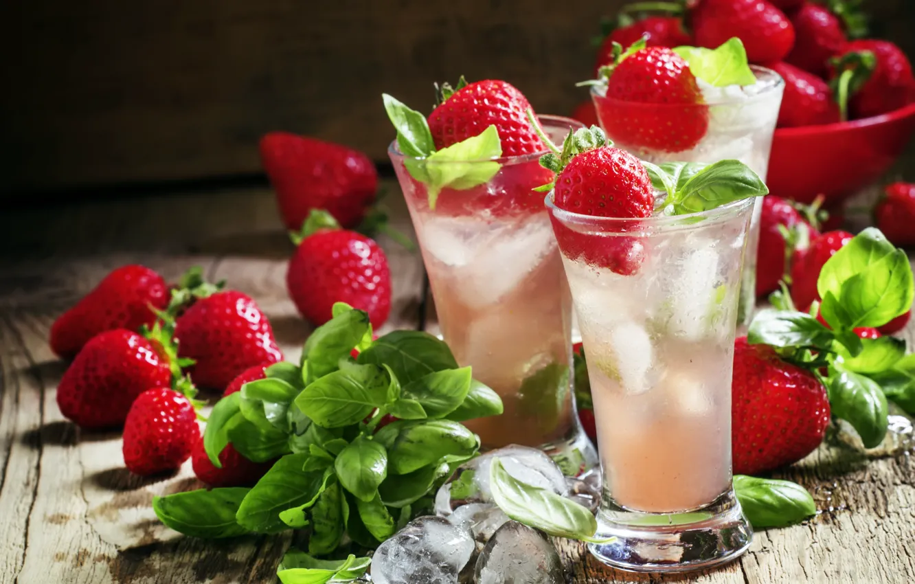 Фото обои лед, ягоды, клубника, стаканы, напиток, мята