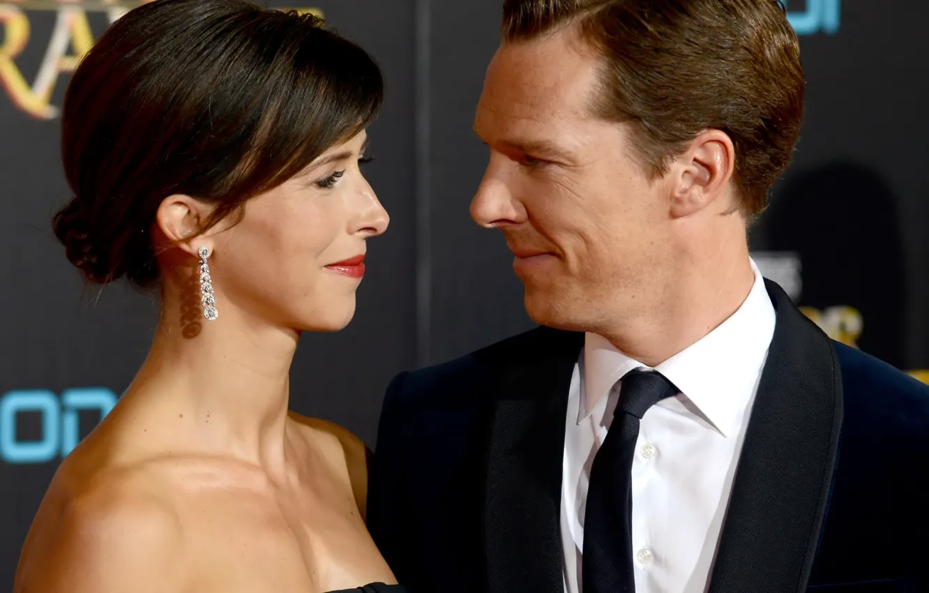 Фото обои взгляд, улыбка, актриса, актёр, Бенедикт Камбербэтч, Benedict Cumberbatch, глаза в глаза, супруги