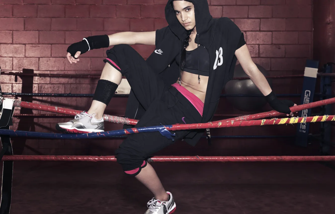 Фото обои взгляд, поза, фигура, актриса, ринг, канаты, Nike, hair