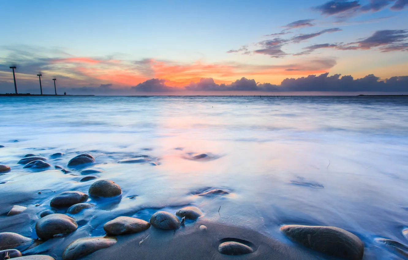 Фото обои песок, море, облака, закат, камни, сумерки