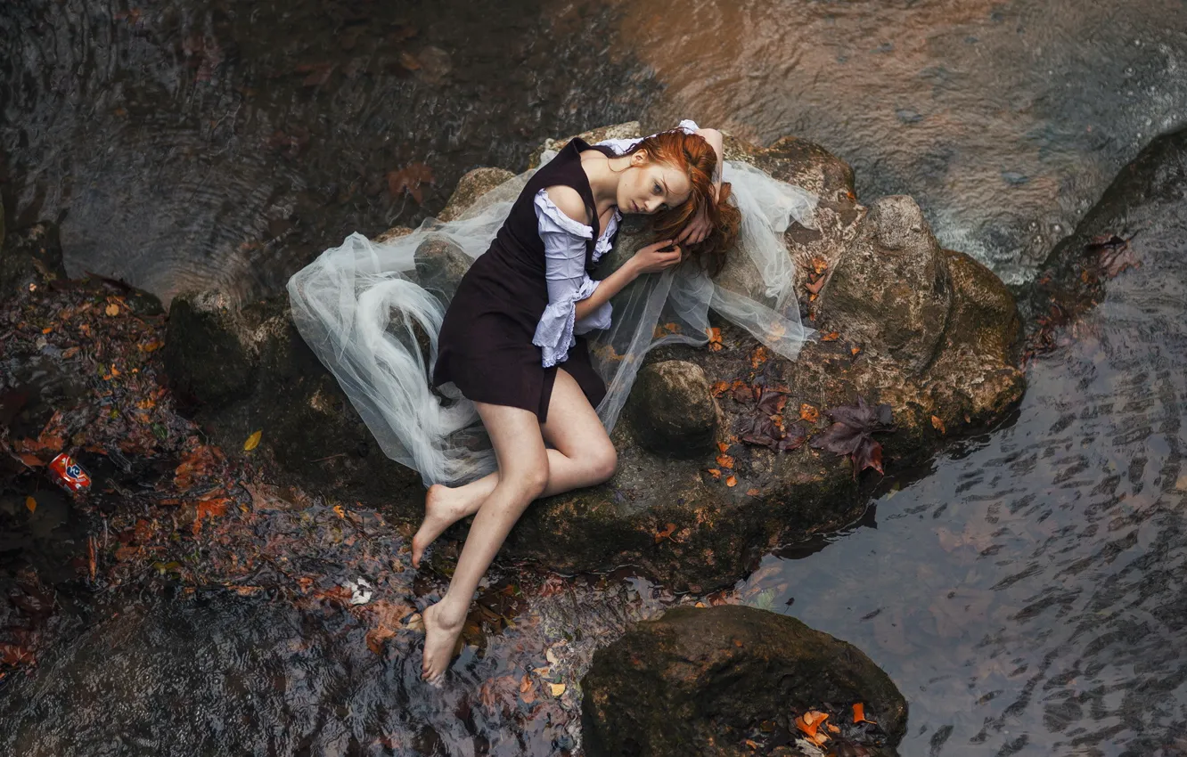 Фото обои девушка, река, камни, настроение