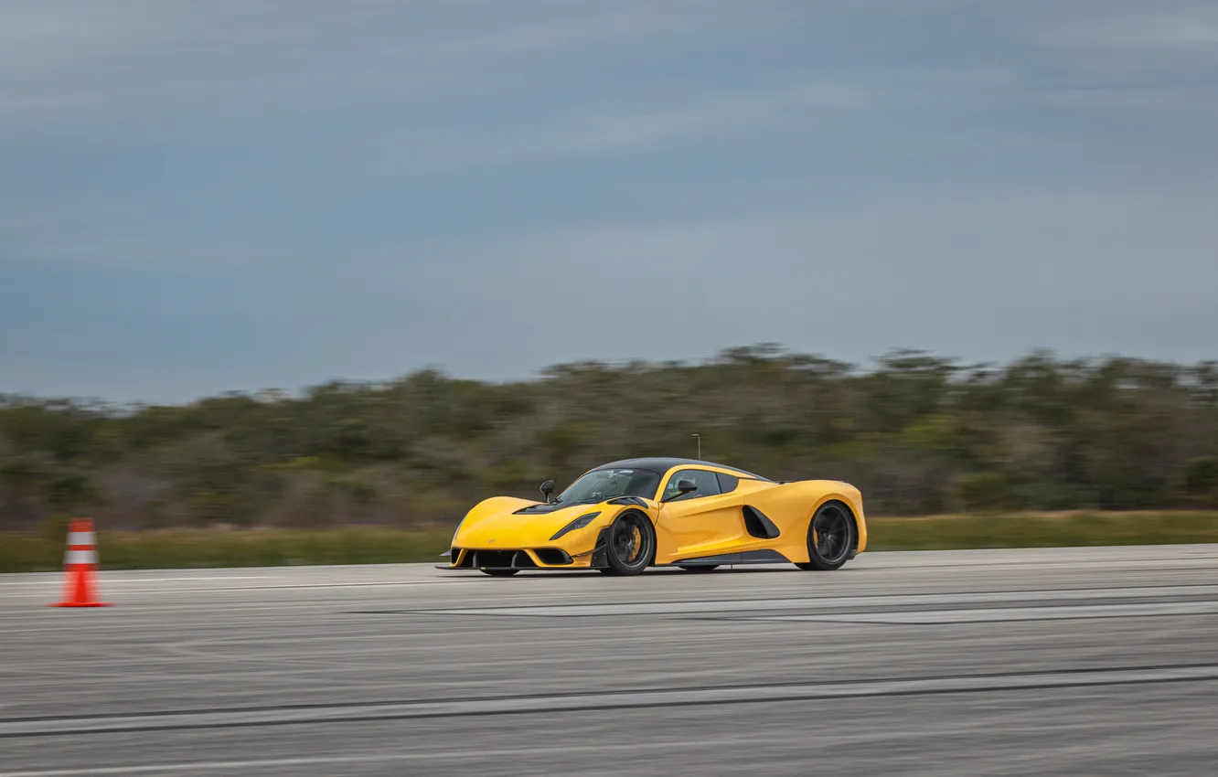 Фото обои небо, деревья, трасса, суперкар, спорткар, Hennessey, Venom F5, 2025