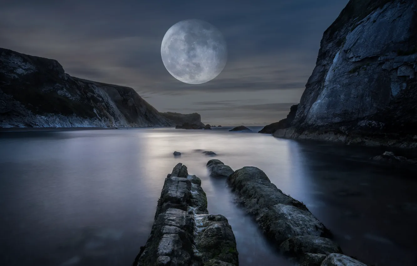 Фото обои море, горы, ночь, скалы, луна, берег, огромная, полнолуние