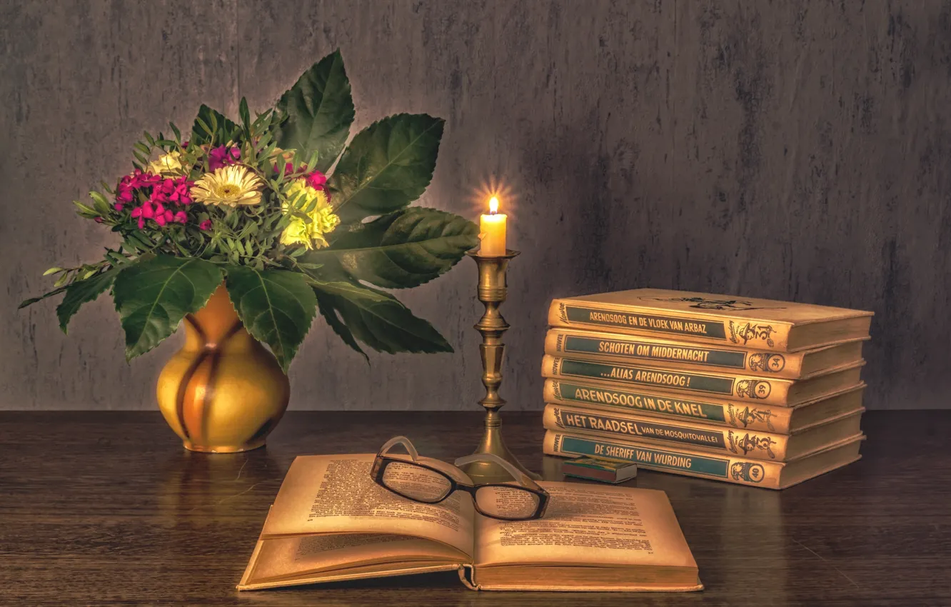 Фото обои цветы, книги, свеча, букет, очки, натюрморт