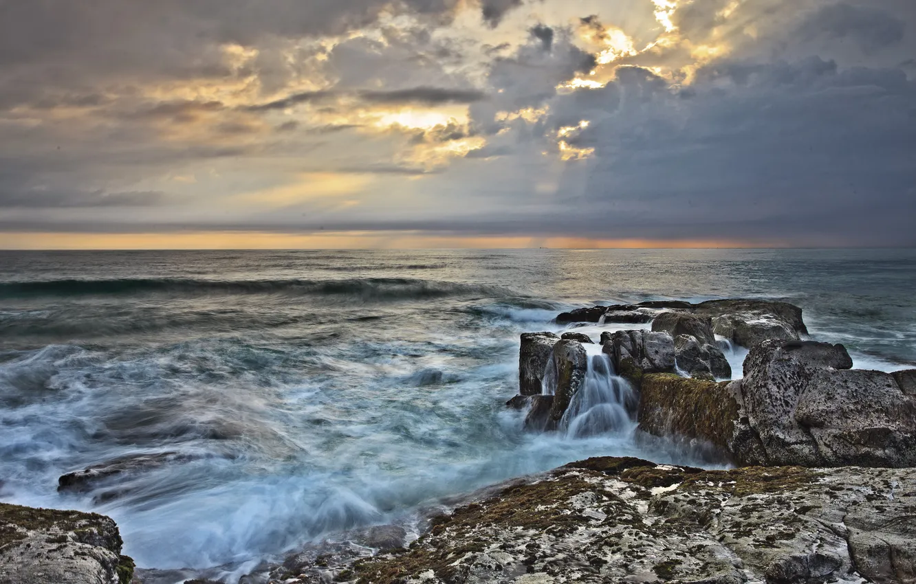 Фото обои море, волны, небо, облака, шторм, камни, скалы, прибой