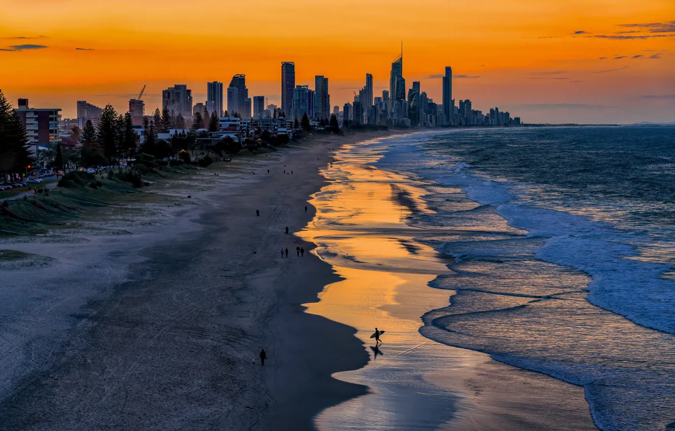 Фото обои песок, море, волны, пляж, небо, закат, город, люди