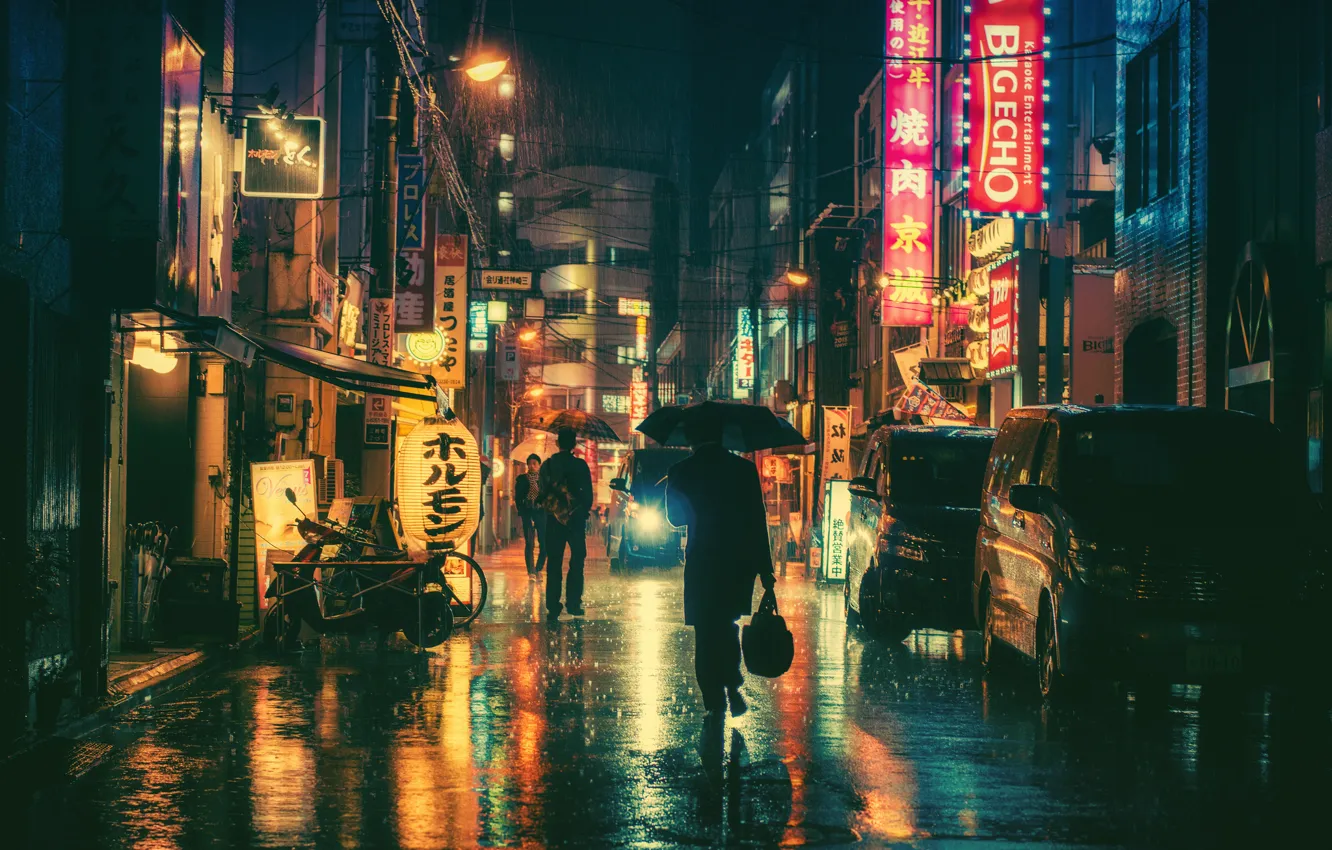 Фото обои люди, дождь, улица, неон, зонтики, автомобили, магазины, центр города