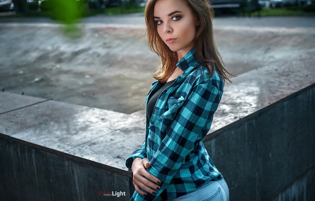 Фото обои взгляд, поза, модель, портрет, джинсы, макияж, фигура, прическа