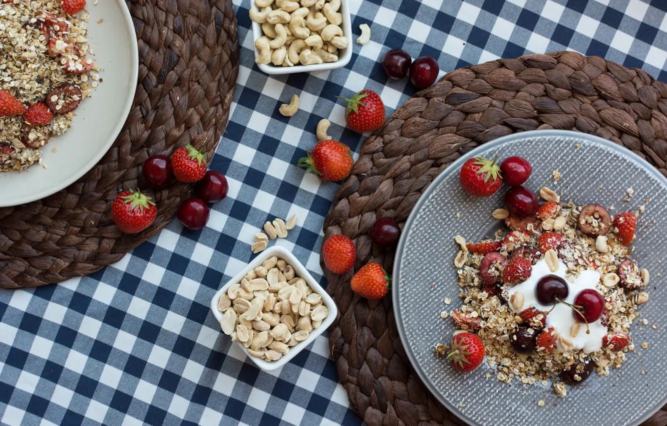 Фото обои клубника, орехи, черешня, breakfast, мюсли, йогурт, muesli, Grzegorz Krysmalsk