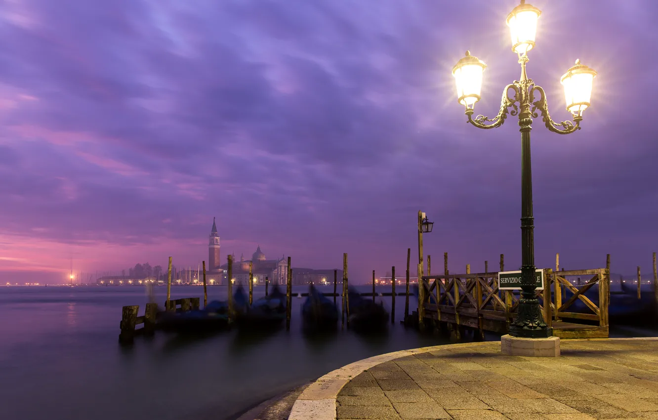 Фото обои огни, Италия, Венеция, набережная, гондолы, фональ