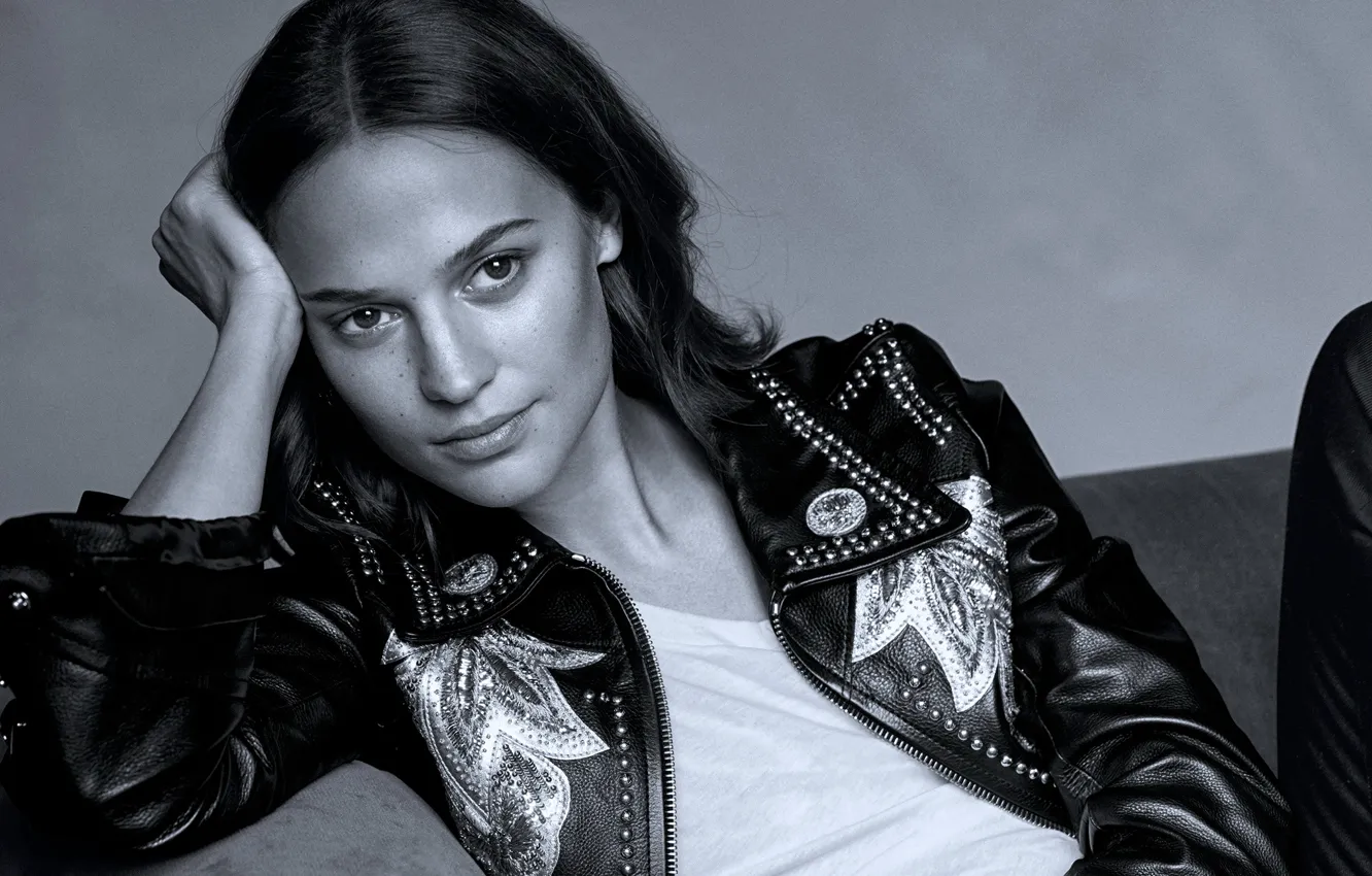 Фото обои взгляд, девушка, фото, куртка, черно-белое, Alicia Vikander, Marie Clarie