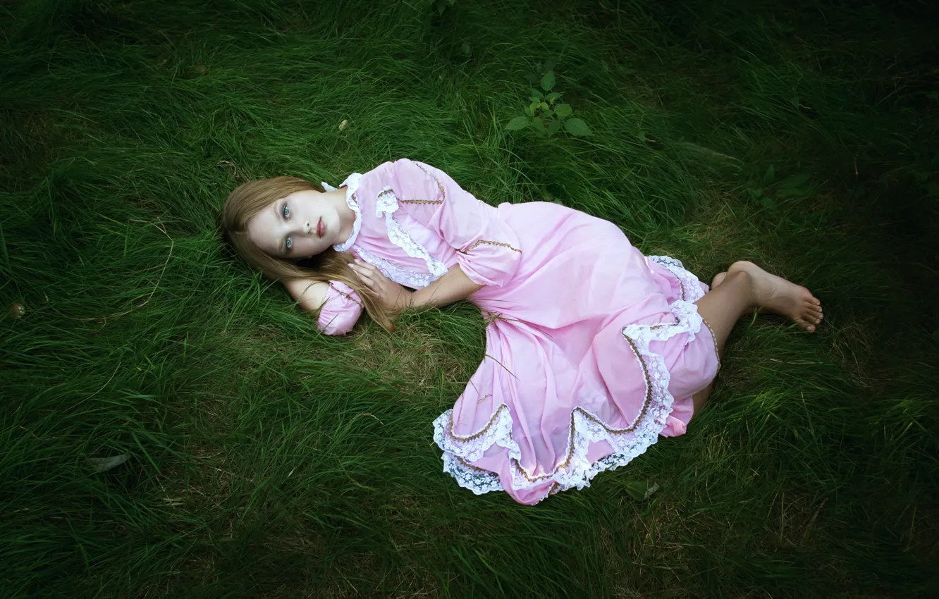 Фото обои грусть, трава, девушка, одиночество, платье