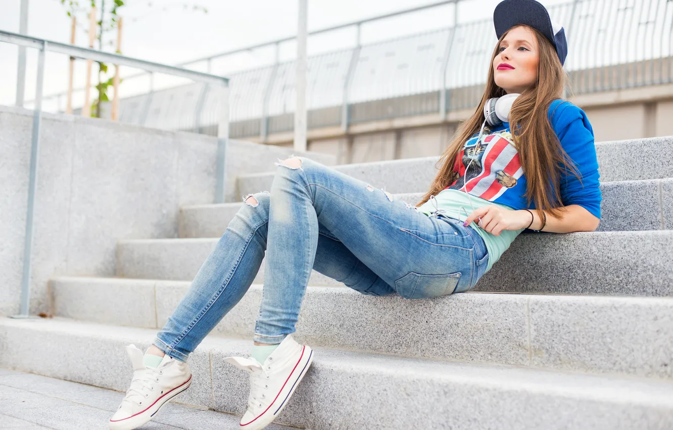 Фото обои girl, model, jeans, cap, cute, sneakers
