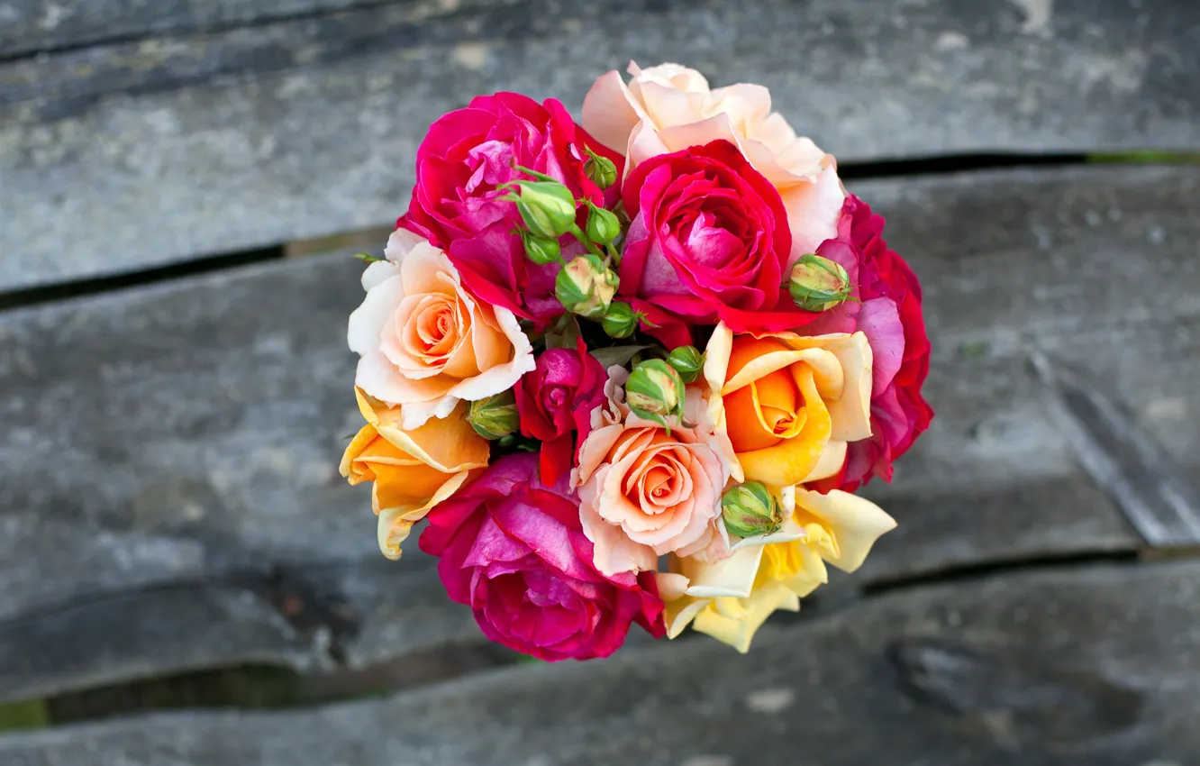 Фото обои цветы, доски, розы, букет, желтые, розовые