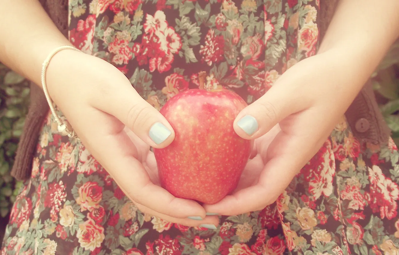 Фото обои яблоко, руки, браслет