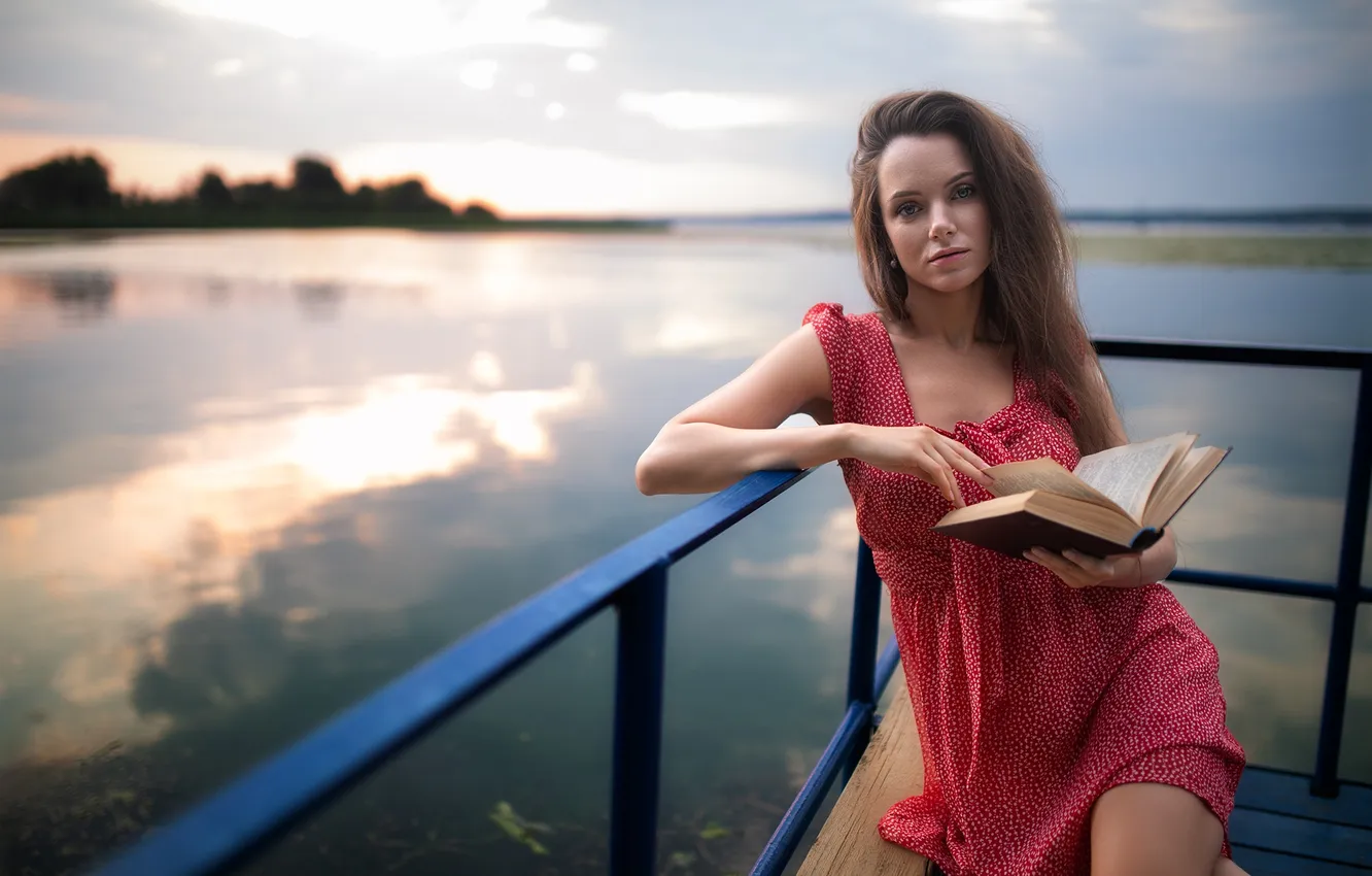 Фото обои взгляд, девушка, поза, река, настроение, книга, красное платье, Дмитрий Шульгин