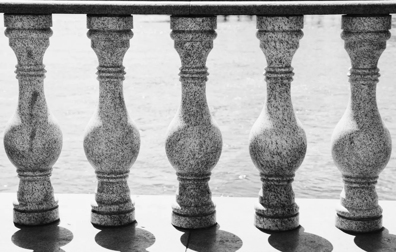 Фото обои река, минимализм, колонны, тени, черно-белое, river, minimalism, monochrome