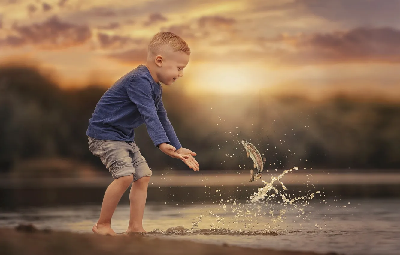 Фото обои вода, радость, закат, брызги, природа, рыбка, мальчик, ребёнок