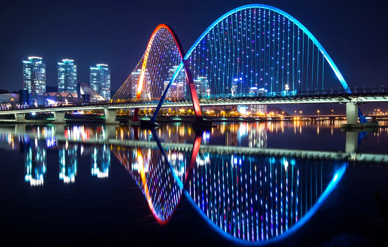 Фото обои вода, ночь, мост, огни, отражение, река, дома, небоскребы