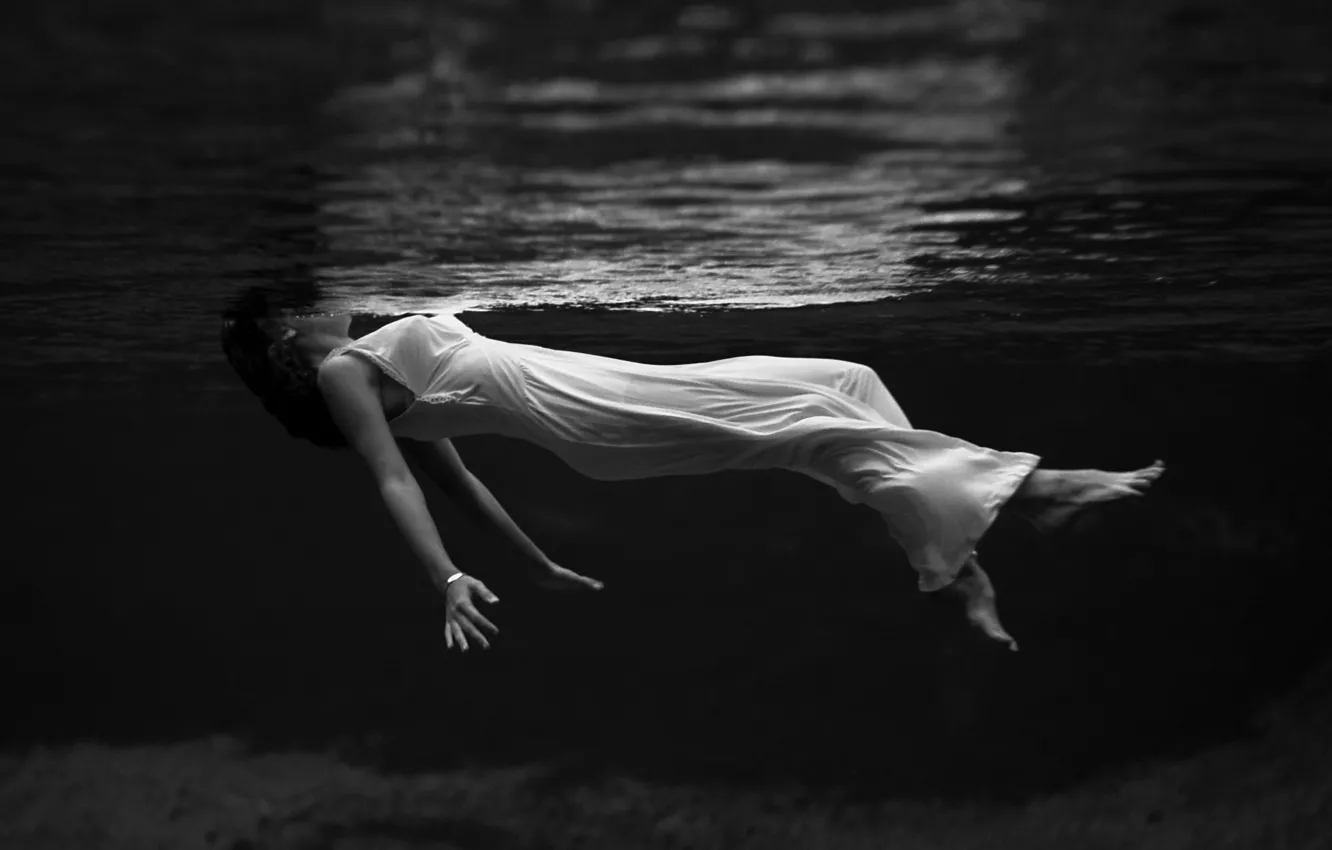 Фото обои вода, девушка, фото, креатив, белое, чёрно-белое, платье, плавание