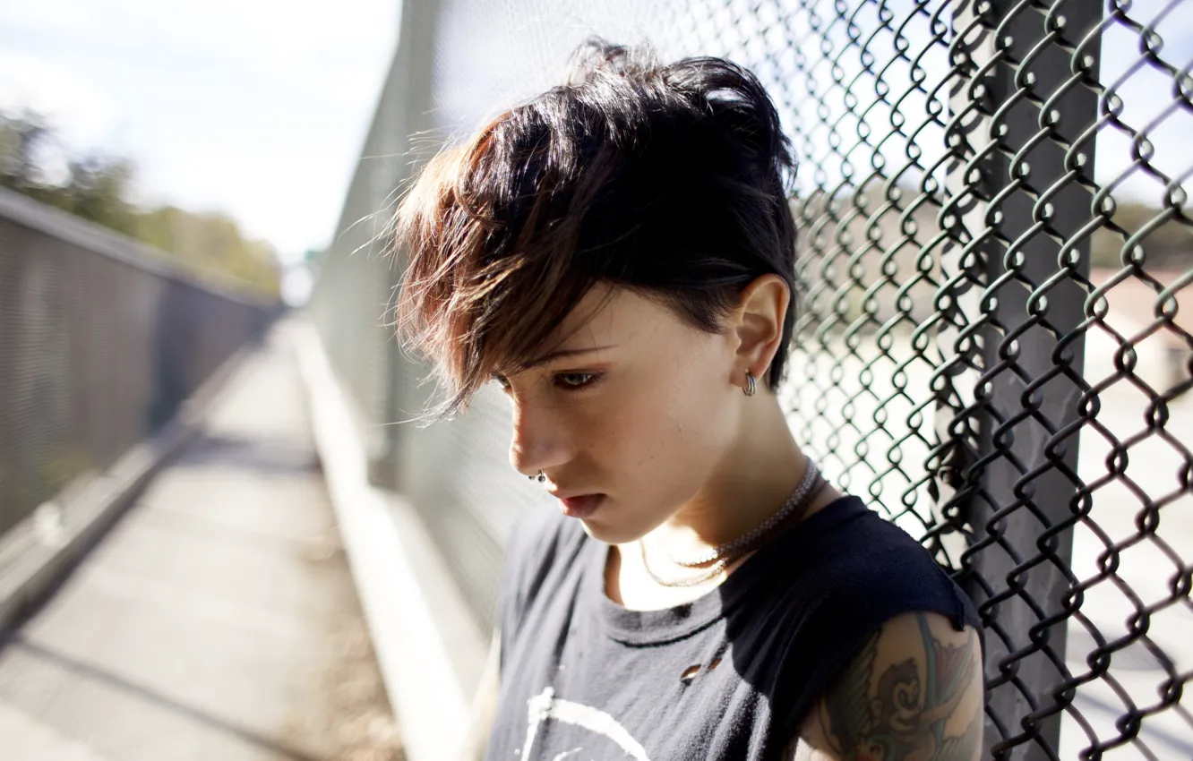 Фото обои girl, woman, model, mood, fence, tattoo, bokeh, brunette