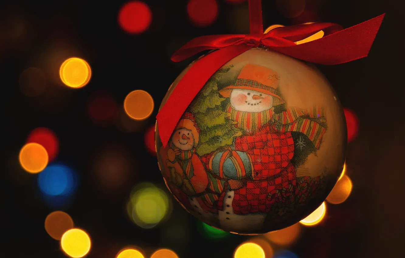 Фото обои красный, улыбка, темный фон, праздник, игрушка, новый год, рождество, шарик